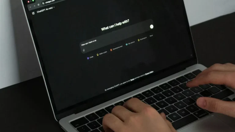 Mesterséges intelligencia használata laptopon: mit lát az AI egy céges weboldalon