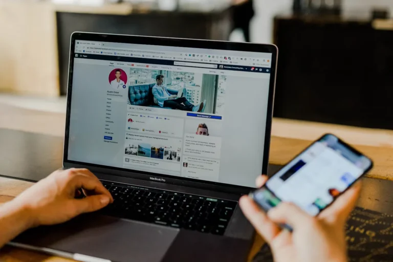 Facebook hirdetés ára: Facebook oldal laptopon és mobiltelefonon