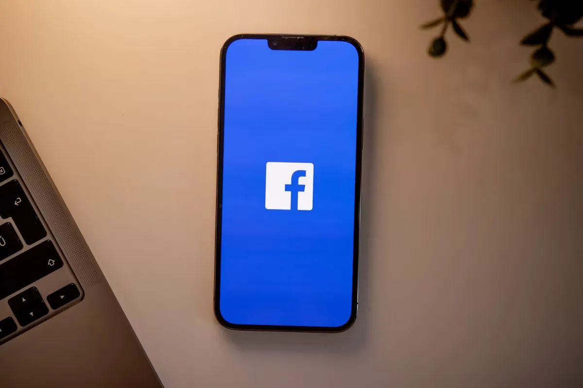 Facebook hirdetés árak: a Meta hirdetéskezelő mobiltelefonon